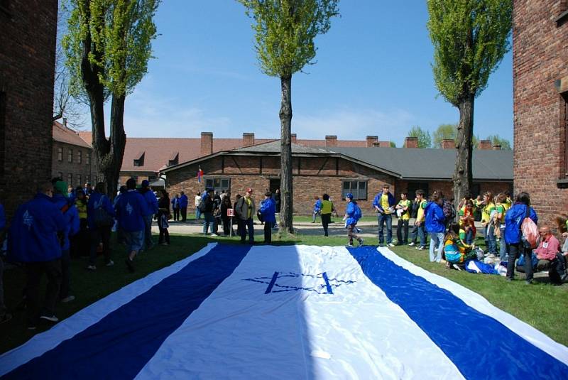 Okolo sedmi tisíc mladých Židů z 55 zemí světa zavítalo v úterý 21. dubna do bývalého největšího koncentračního tábora Osvě〜tim v Polsku, aby uctilo památku obětí holocaustu. Pochod mladých Židů se konal již po osmnácté. 