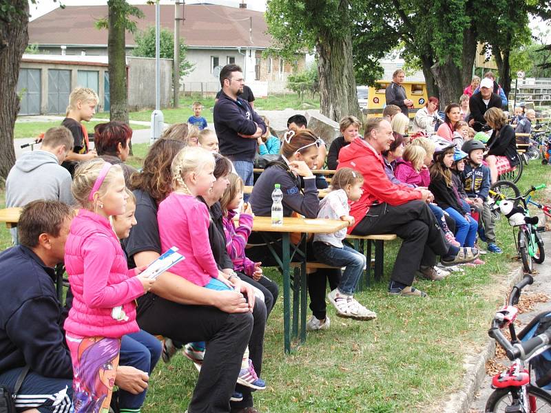 KOLOBĚŽKIÁDA v Solnici to bývá spousta zábavy na konci léta. Také letos děti soutěžily na všemožných šlapadlech. Bavil je šáša Fíla, malovaly se obličeje a prohlédnout si mohly ukázku dravců.