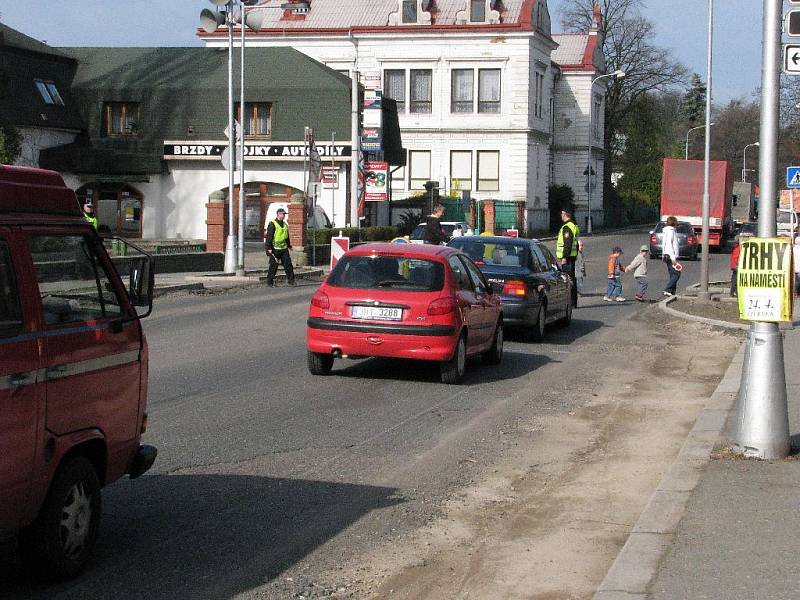 dlouhé kolony aut se tvoří na silnici první třídy z Kostelce nad Orlicí na Častolovice. Důvodem je kompletní rekonstrukce komunikace.