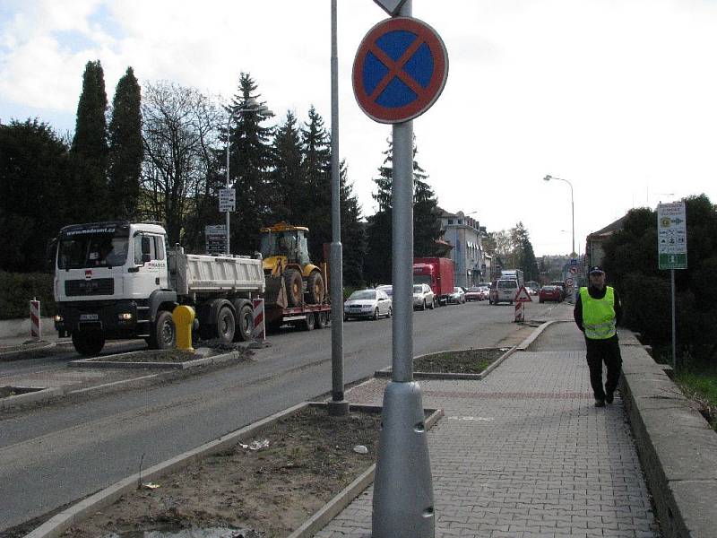 dlouhé kolony aut se tvoří na silnici první třídy z Kostelce nad Orlicí na Častolovice. Důvodem je kompletní rekonstrukce komunikace.