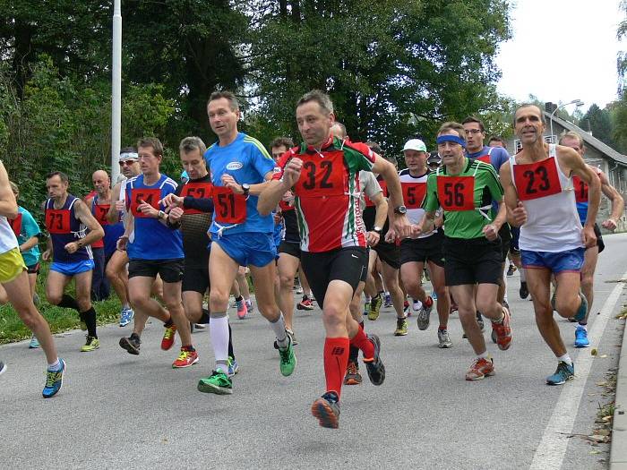 START. Čtyřiačtyřicátého ročníku běhu v Sedloňově se zúčastnilo jednašedesát běžců.