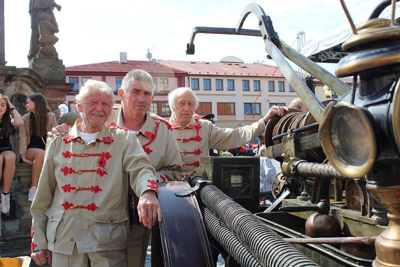 Svojí unikátní historickou stříkačkou se hasiči z Přepych blýskli i na Dni bezpečnostních složek v Dobrušce. Josef Marek uprostřed.