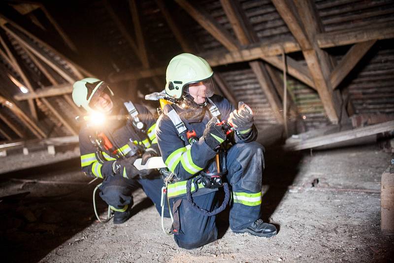 Cvičení hasičů. Požár střechy historické budovy opočenského zámku si vyžádal nasazení osmi jednotek hasičů.