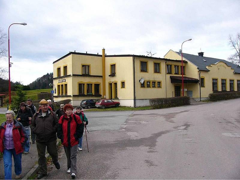 Šestnáct výletníků se prostřednictvím sportovního klubu Turista Kostelec nad Orlicí vydalo na pěší túru ze Žamberka do Litic nad Orlicí.
