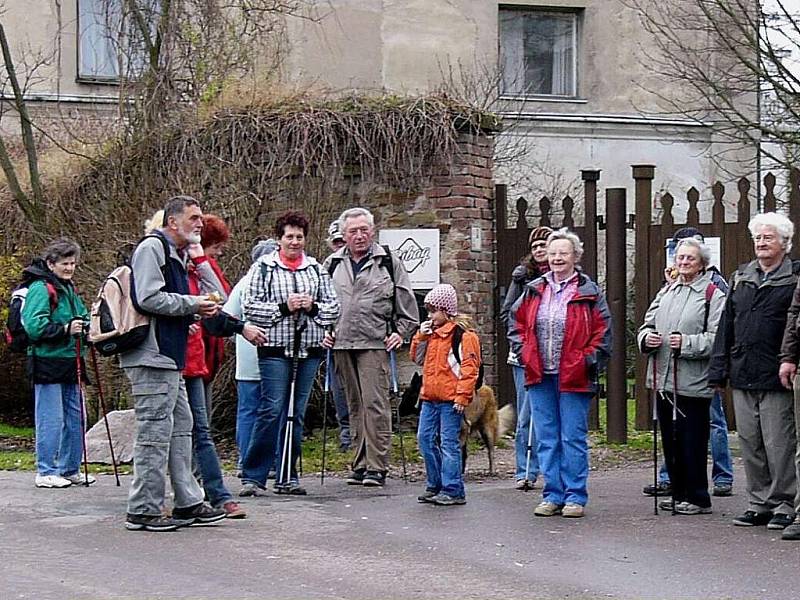 Šestnáct výletníků se prostřednictvím sportovního klubu Turista Kostelec nad Orlicí vydalo na pěší túru ze Žamberka do Litic nad Orlicí.