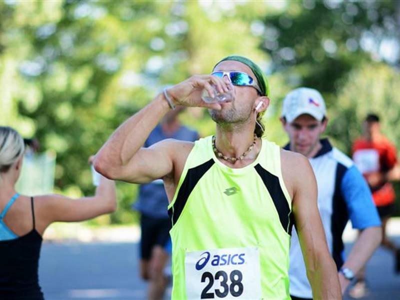 HORSKÁ TRAŤ dokonale prověřila všechny účastníky maratonu i půlmaratonu. Obtížnost závodu zvýšilo tropické počasí, a tak občerstvovací stanice byly v plné permanenci. 