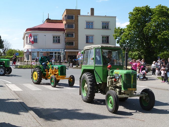 1. máj v Českém Meziříčí patří už tradičně selské jízdě traktorů a stavění máje.