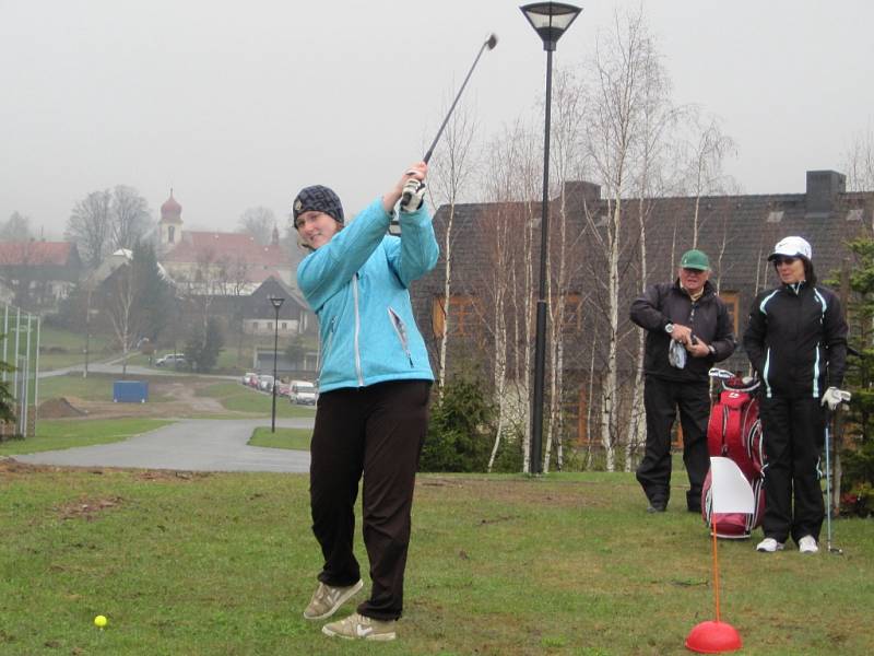 Druhý ročník extrémního golfového turnaje v Říčkách PUSTÝ 2012 předčil očekávání. A to doslova. Zúčastnilo se ho 44 hráčů všech věkových skupin a hráčské úrovně