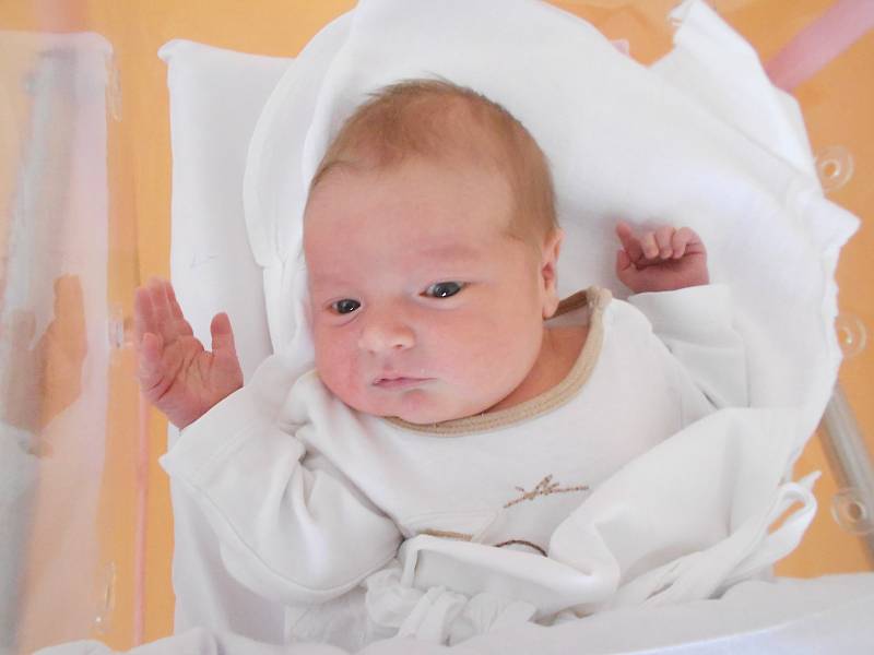MICHAELA CVEJNOVÁ se narodila 3. prosince ve 23.58 h. Měřila 50 cm a vážila 3630 g. Potěšila své rodiče Michaelu a Miroslava Cvejnovy ze Solnice. Doma se těší bráška Kubíček. Tatínek to zvládl na jedničku.