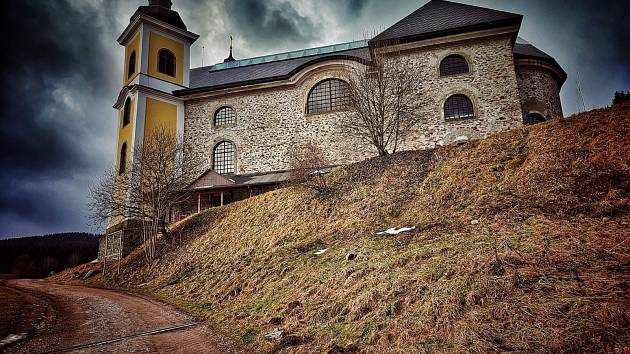 Vrchni Orlice a kostel v Neratově.