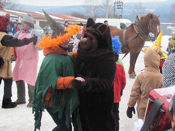 MASOPUSTEM V SOBOTU ŽILY Přepychy, Orlické Záhoří i Rokytnice v Orlických horách a řada dalších míst. Vedle klasických masek se v průvodech objevily i výtvory nespoutané fantazie mnoha nadšenců.