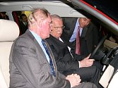 Prezident Václav Klaus společně s předsedou představenstva Škoda Auto a. s. Detlefem Wittigem vyzkoušel v Kvasinách nový vůz Roomster.