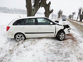 Řidička vozu značky Škoda Fabia v pravotočivé zatáčce zřejmě nepřizpůsobila rychlost jízdy stavu silnice a na sněhu a náledí dostala smyk.