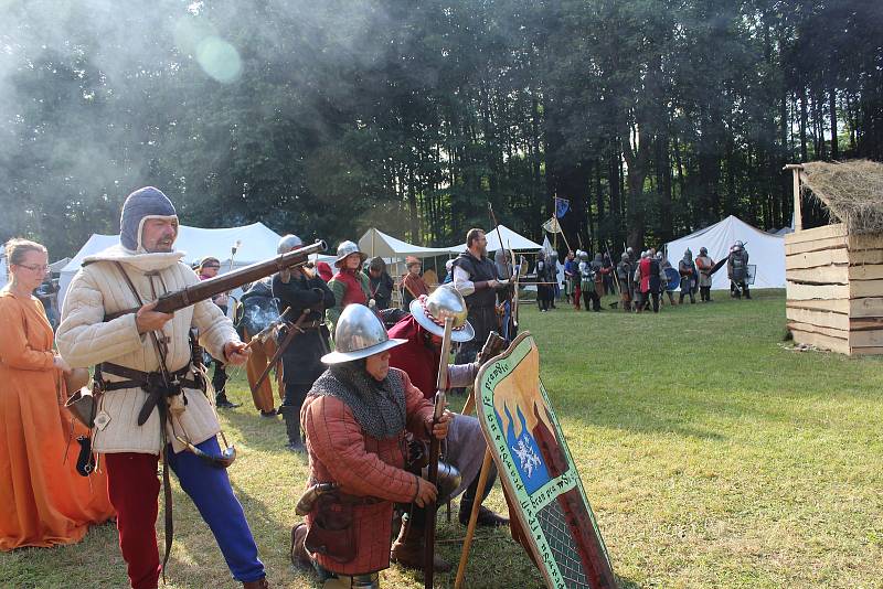 Do Kvasin na slavnosti se sjely stovky členů spolků historického šermu, aby se ukázaly i v boji.