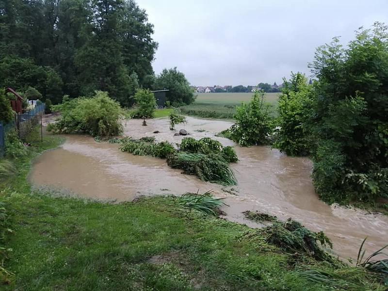 Déšť způsobil v Kostelci nad Orlicí na Rychnovsku záplavy. Foto: Facebook/Petr Poláček