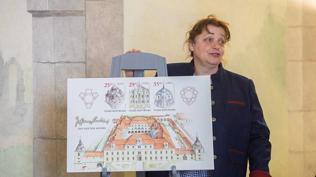 Zdeňka Dokoupilová představuje podobu poštovních známek.