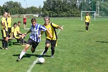 PRVNÍ BOD v nové sezoně získali hráči FCS Dobruška za remízu v utkání s B-týmem Žďárek (v pruhovaném). 