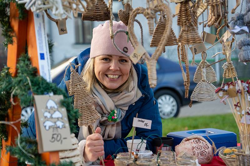 Z adventního jarmarku a rozsvícení vánočního stromku v Albrechticích nad Orlicí.