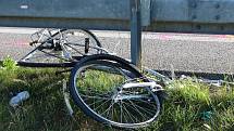 Smrtelná nehoda cyklisty a osobního vozidla u Petrovic na Rychnovsku. 