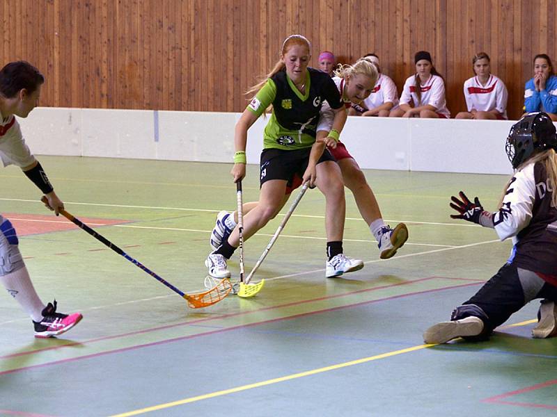 OSM GÓLŮ padlo v okresním druholigovém derby florbalistek na turnaji v Kostelci nad Orlicí. Ze zisku tří bodů se radovaly hráčky Dobrého (tmavé dresy), které porazily Dobrušku 6:2.     