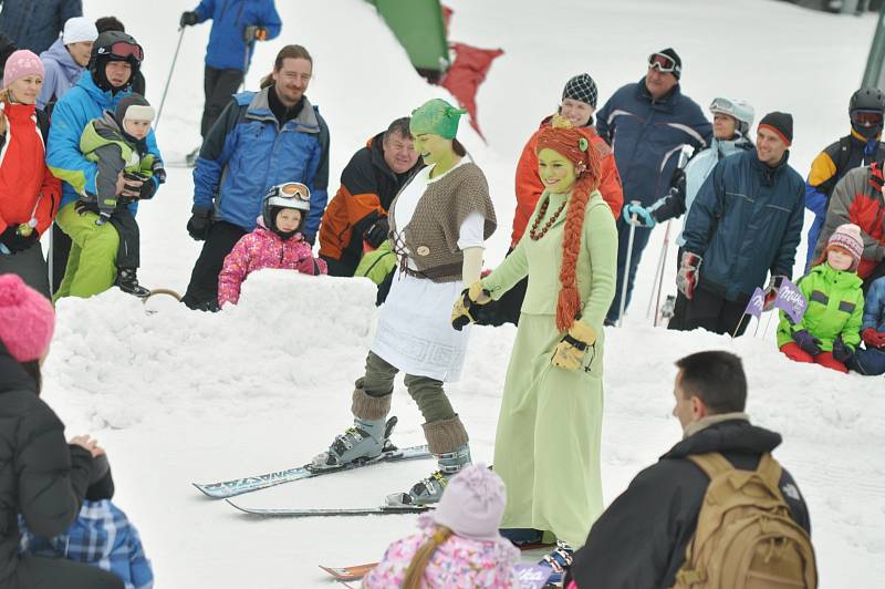 O POBAVENÍ STOVEK NÁVŠTĚVNÍKŮ AREÁLU v Říčkách se v sobotu postaralo téměř osm desítek masek. Mezi ty, které sklidily největší úspěch, patřila parta svérázných „mužiků“. Těm se hudební vložkou podařilo navodit dobovou atmosféru.