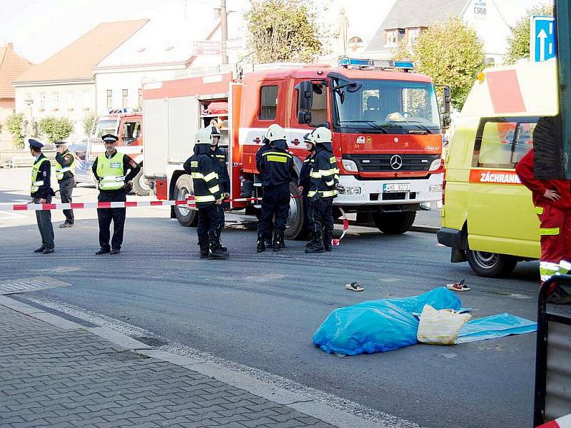 Zřejmě na nepozornost doplatila devětašedesátiletá žena, která přecházela silnici v centru Vamberka na Husově náměstí, podle některých místních obyvatel mimo přechod pro chodce. Na vozovce ji srazil nákladní vůz Tatra. Žena zraněním podlehla.