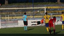 Fotbalisté Starého Města (žluté dresy) doma zvítězili nad Uherským Ostrohem přesvědčivě 7:2.