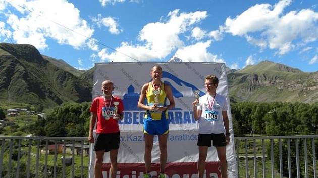 STUPNĚ VÍTĚZŮ. Stříbrný doudlebský maratonec Vlastimil Dvořáček (zcela vlevo) s dvojicí švédských reprezentantů – vítězným Andersem Svenssonem a třetím Olofem Torbrandem. 