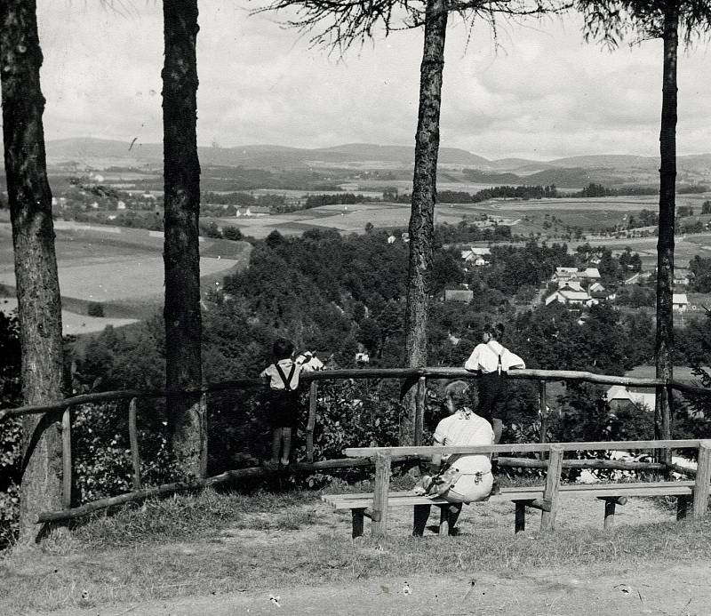 Pohled z vyhlídky od hotelu Panorama na Městskou Habrovou. Archivní fotografie pochází z roku 1940.