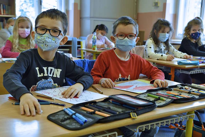 Část školáků se mohla konečně v pondělí vrátit do lavic. Sice v rouškách a za podmínky absolvování antigenních testů, ale mnozí se už těšili. Foto: Martin Tobiška