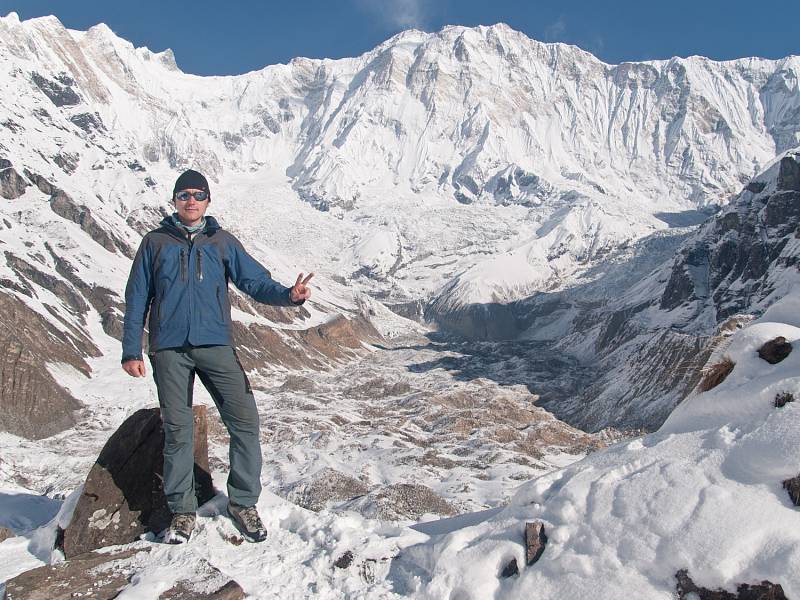 HIMALÁJE. V základním táboře pod jižní stěnou Annapurny I (8091 metrů n. m.) v Nepálu. Na malém snímku je Ondřej Němeček zachycen sedící na saharském písku v Maroku.