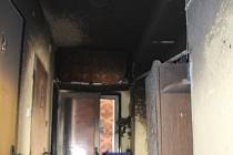 Požár na chodbě bytu v Dobrušce způsobila technická závada na elektrickém rozvaděči.