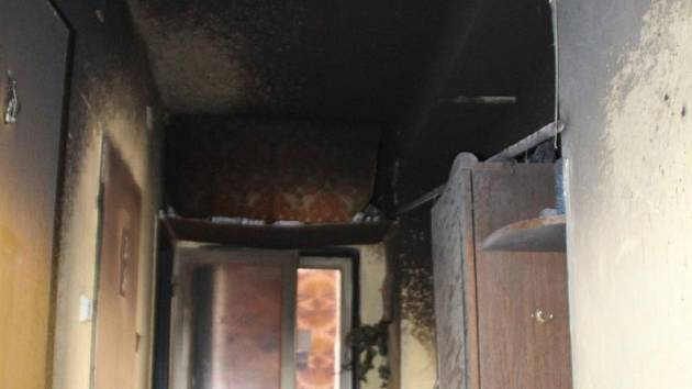Požár na chodbě bytu v Dobrušce způsobila technická závada na elektrickém rozvaděči.