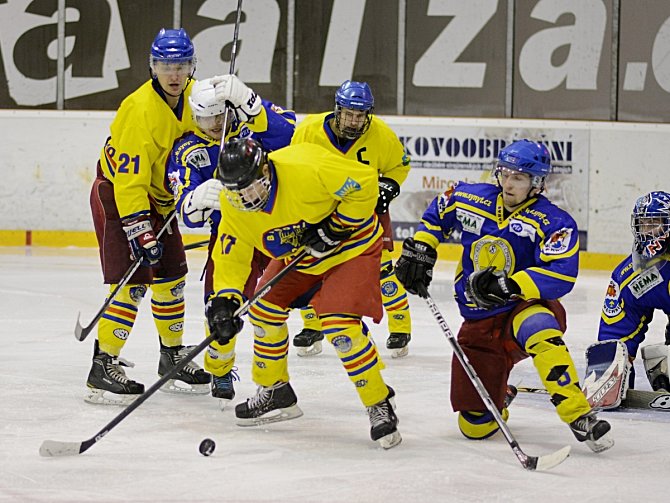 Hokejisté Opočna (světlé dresy) uspěli i ve druhém vzájemném souboji se semechnickým rivalem. První zápas Baroni vyhráli 3:2 a ve středu se radovali z vítězství 6:1.        