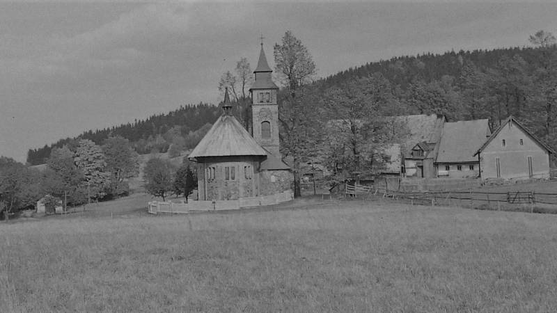 Kostelík svatého Josefa nedaleko Kounova byl postaven v roce 1907. V blízkosti kostela se nachází kaplička a hřbitov.