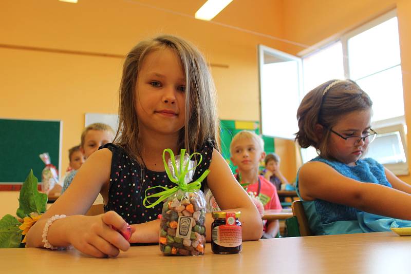 Třída I. A Základní školy Pulická v Dobrušce se určitě na první vysvědčení těšila. A hlavně na prázdniny.