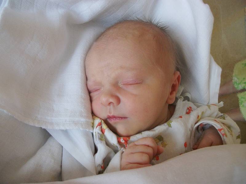 ELENA VALÁŠKOVÁ: Manželé Martina a Milan Valáškovi z Rokytnice v Orlických horách se radují z dcery. Narodila se 25. února ve 4.37 hodin s váhou 3,15 kg. Tatínek to u porodu zvládal na jedničku.