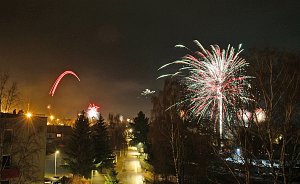 Silvestrovská půlnoc v Týništi nad Orlicí. O světelnou podívanou se v tento pozdní čas postarali sami obyvatelé města.