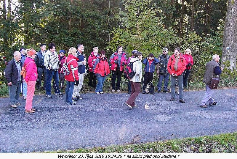 Turistický výlet nazvaný Z Těchonína do Letohradu absolvovalo 26 odvážlivců. Podzimní počasí výletníkům přálo.