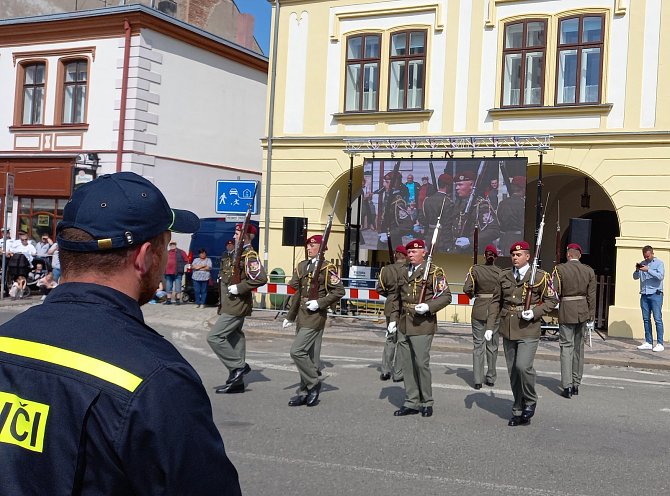 Čestná stráž v Dobrušce: Přesnost, souhra i postřeh při žonglování se zbraní