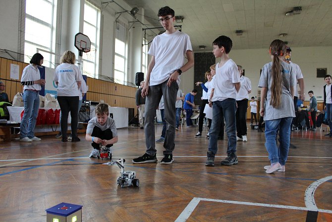Školáci z Královéhradeckého kraje předvedli svůj um v unikátní soutěži, v Týništi se zápolilo v orientačním běhu robotů.