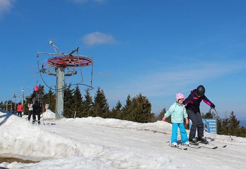 Loni se sezona v Orlických horách vydařila, provozovatelé lyžařských středisek doufají, že počasí bude opět přát a vyjde jim i ta nadcházející. Přibližovací vlek u Masarykovy chaty k horní stanici lanovky polského střediska Zieleniec.