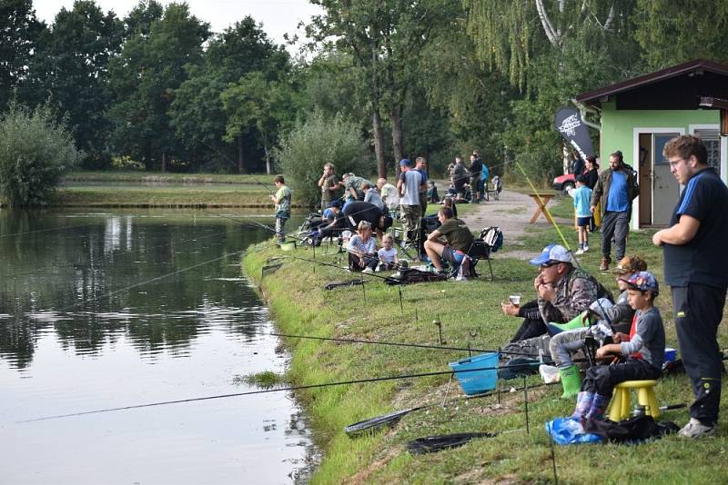 Dětské rybářské závody u Týniště nad Orlicí.