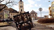Dvě stě let starý hodinový stroj nebylo vůbec jednoduché dostat z věže kostela ven. Po tom, co se opraví a možná i zprovozní, bude k vidění ve vodárenské věži.