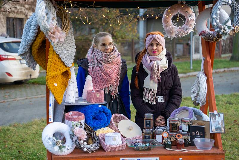 Z adventního jarmarku a rozsvícení vánočního stromku v Albrechticích nad Orlicí.