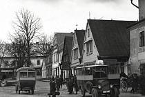 Pohled od jihovýchodu směrem na zámek, z rokytnického náměstí. Fotografie pochází z roku 1926.