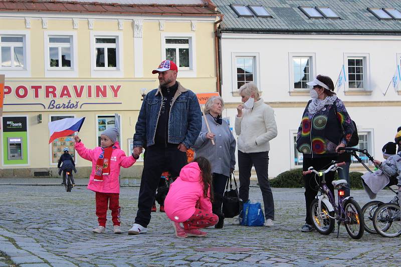 Na rychnovském Starém náměstí se ve čtvrtek večer sešlo necelých pět desítek příznivců Milionu chvilek pro demokracii.