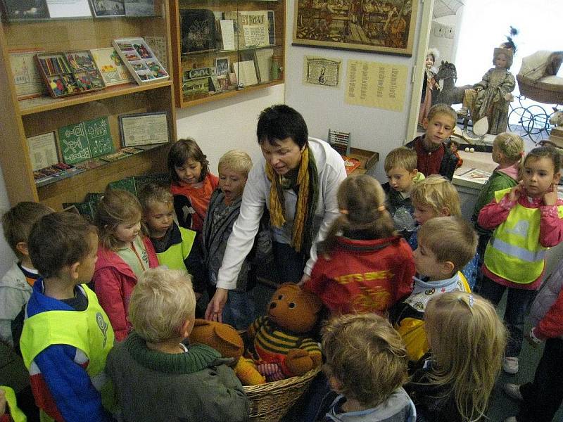 Děti z Mateřské školy Sluníčko věnovaly pletené medvídky  rychnovskému Muzeu hraček. 