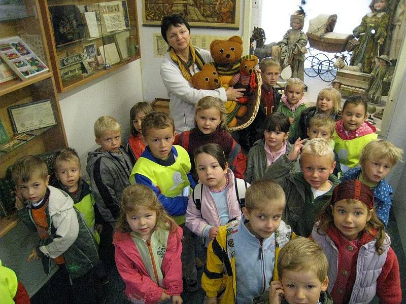 Děti z Mateřské školy Sluníčko věnovaly pletené medvídky  rychnovskému Muzeu hraček. 