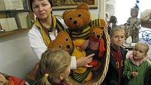 Děti z Mateřské školy Sluníčko věnovaly pletené medvídky  rychnovskému Muzeu hraček. 